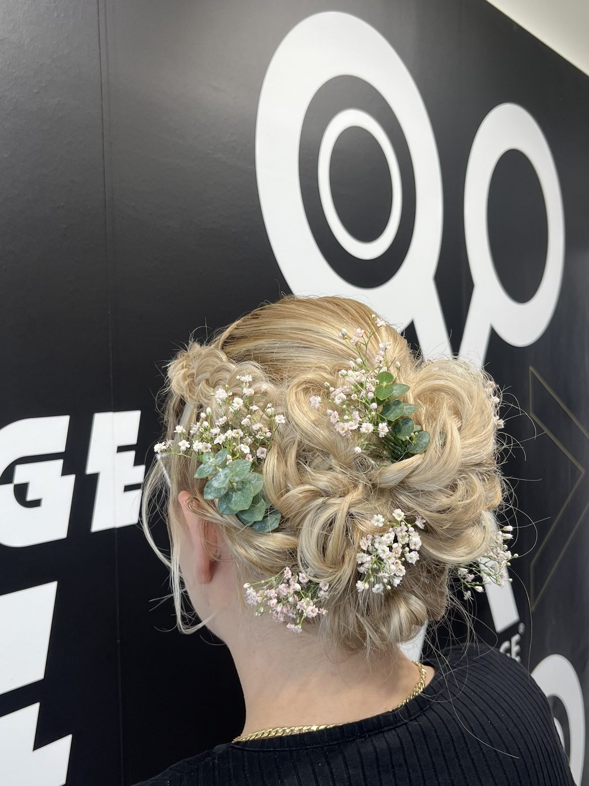 Hochsteckfrisur mit Blumen bei HAIRLODGE, Braut und besondere Momente
