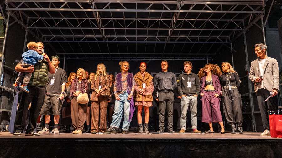 Alle Modelle des Abends gemeinsam auf der Bühne beim Nightshopping in Kufstein