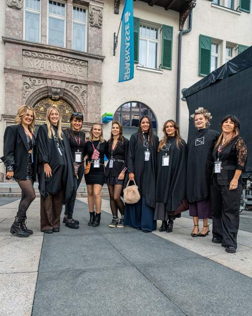 Die Stylistinnen der zweiten Gruppe mit ihren Modellen vor der Show in Kufstein