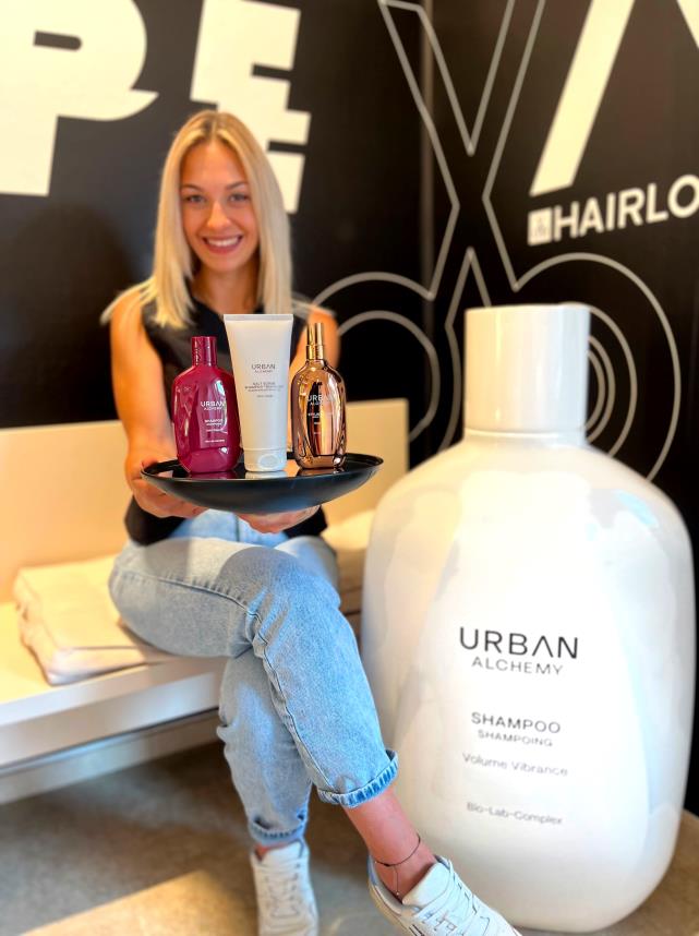 Bianca mit Urban-Alchemy-Produkten, HAIRLODGE Ellmau