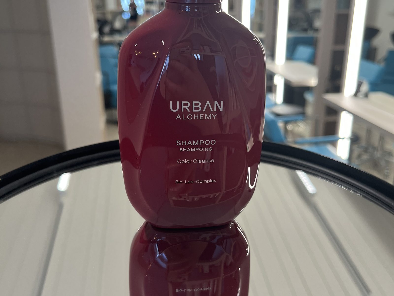 Urban Alchemy Colour Cleanse Shampoo auf dem Spiegeltisch im HAIRLODGE Ellmau.