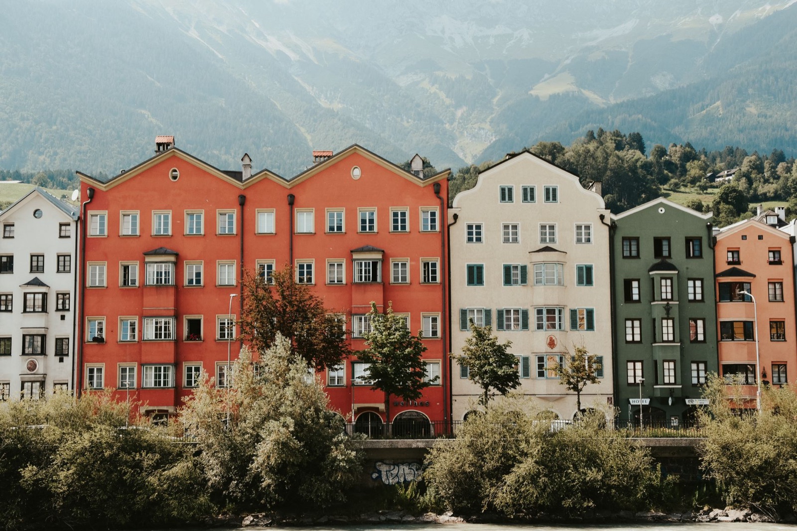Bunte Häuserzeile am Inn in Innsbruck, wo unser sechster Salon eröffnet