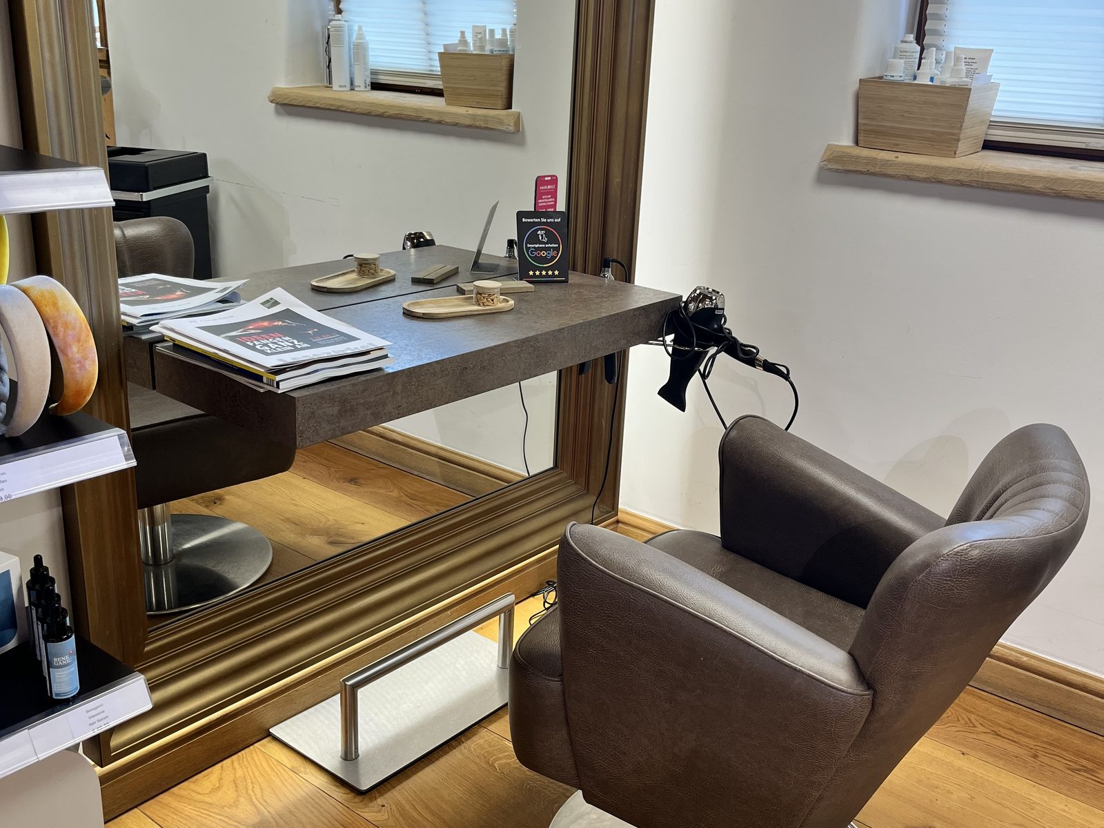 Stylingplatz am Fenster im HAIRLODGE Stanglwirt, mit Spiegel, Konsole und Tageslicht vom Sprossenfenster.