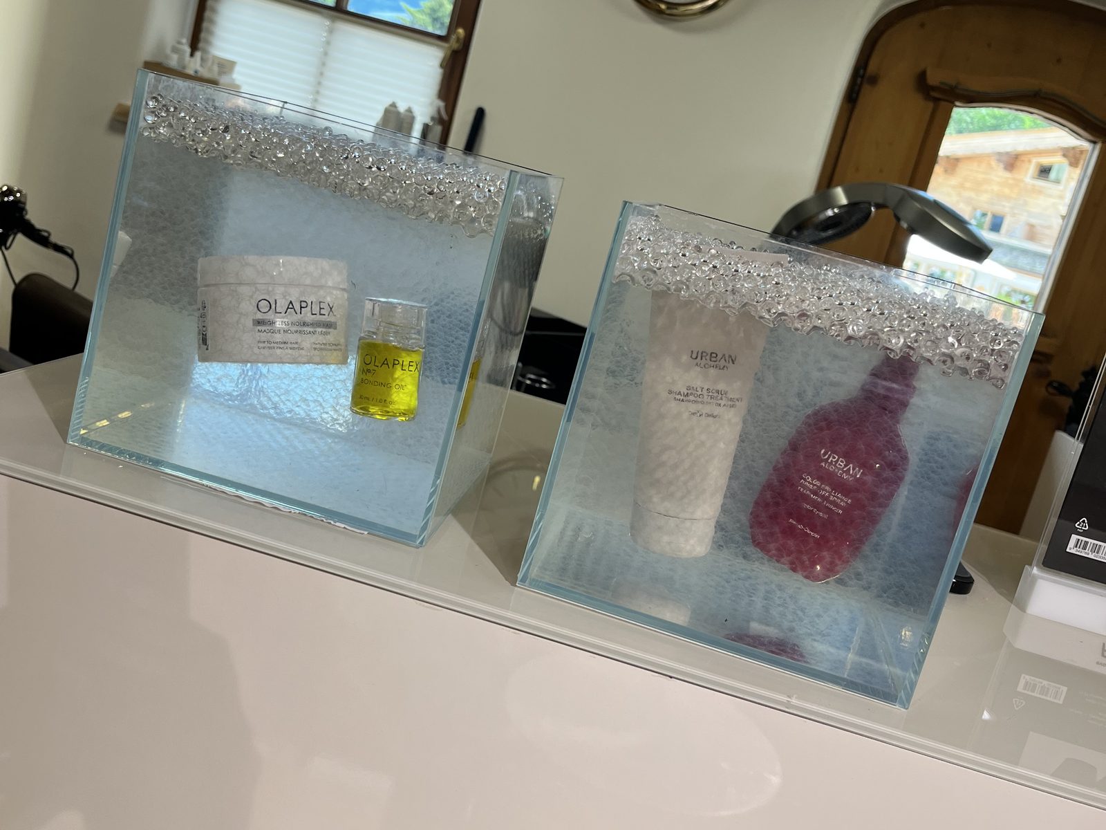 Olaplex und Urban Alchemy im Glaswürfel präsentiert – Produktdetail im HAIRLODGE Stanglwirt.